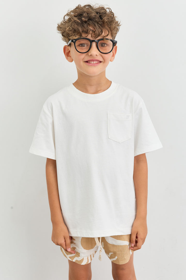 טי שירט בגזרת אוברסייז ורקמת לוגו | לבן