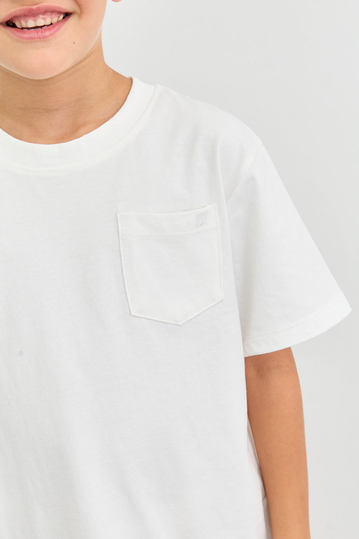 טי שירט בגזרת אוברסייז ורקמת לוגו | לבן