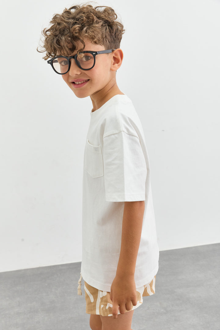 טי שירט בגזרת אוברסייז ורקמת לוגו | לבן