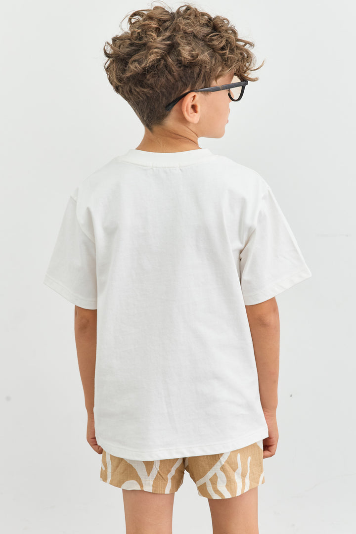 טי שירט בגזרת אוברסייז ורקמת לוגו | לבן