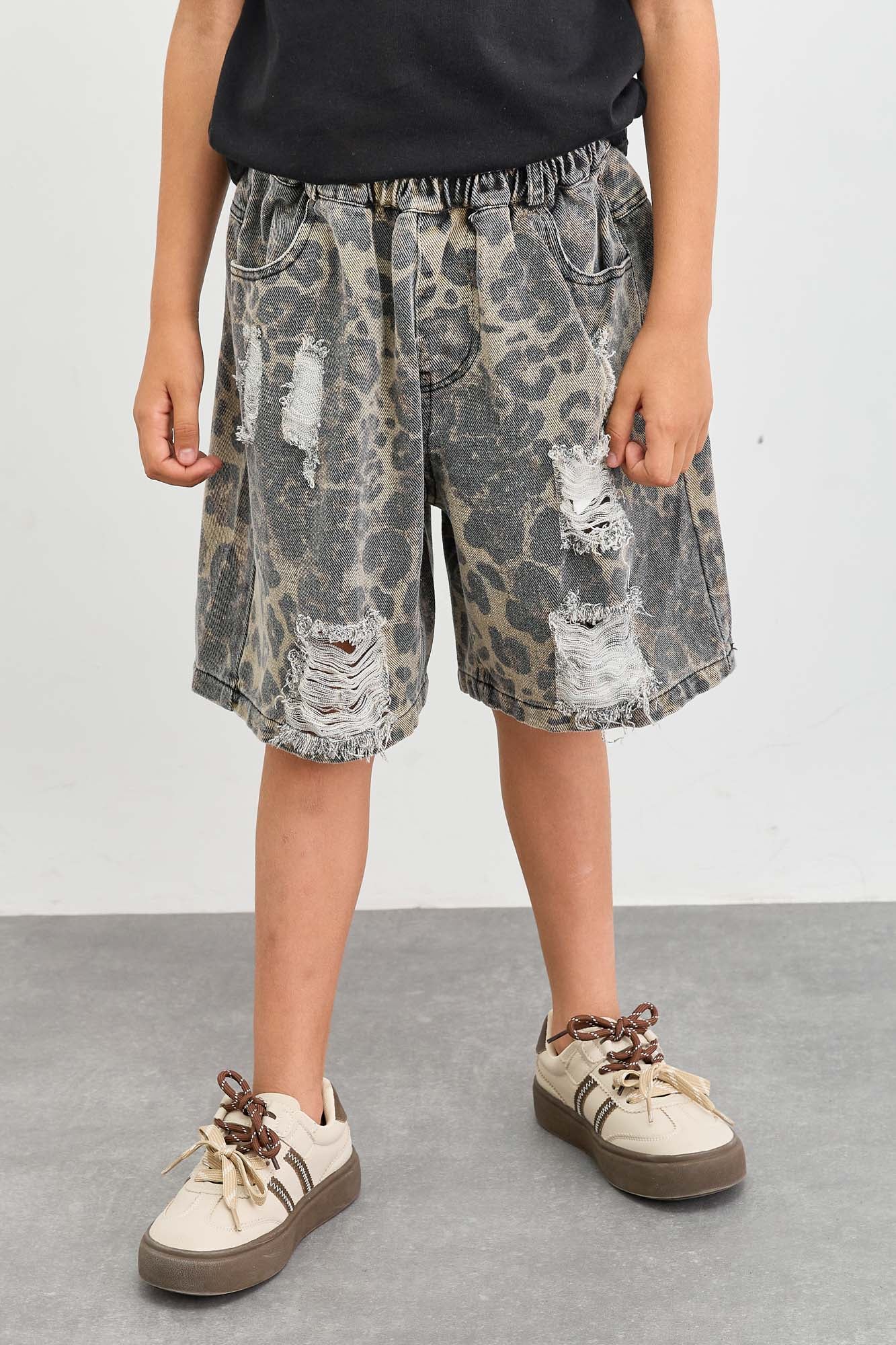 מכנסי ברמודה בשילוב קרעים הדפס מנומר