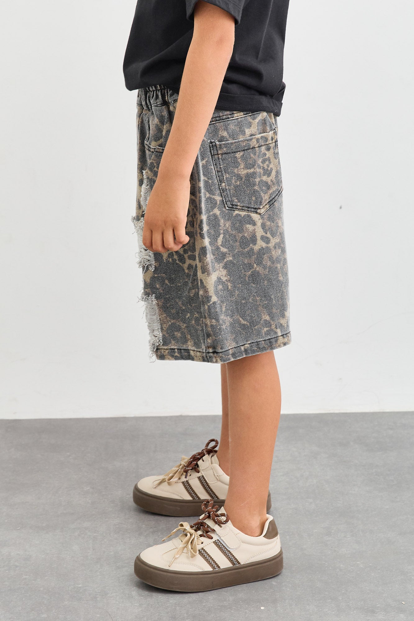 מכנסי ברמודה בשילוב קרעים הדפס מנומר