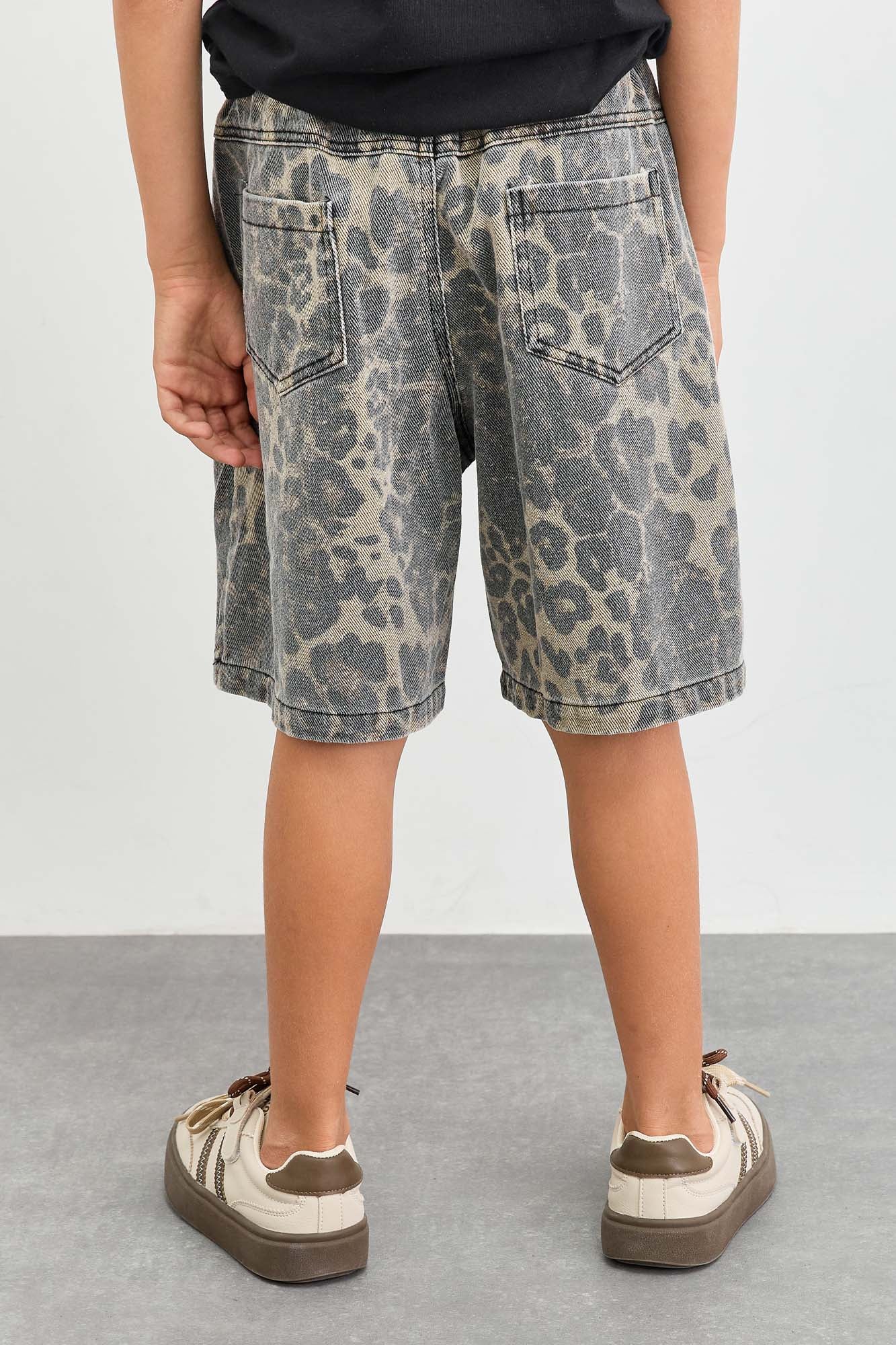 מכנסי ברמודה בשילוב קרעים הדפס מנומר