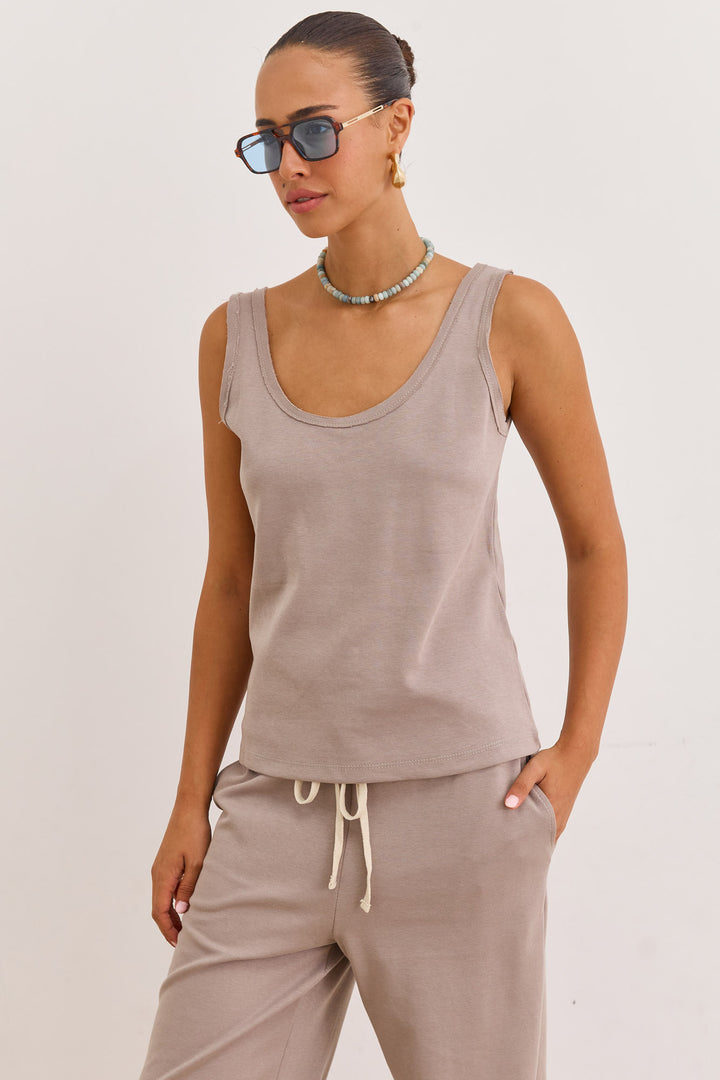 גופיית אנוק סיומת גזורה | מוקה