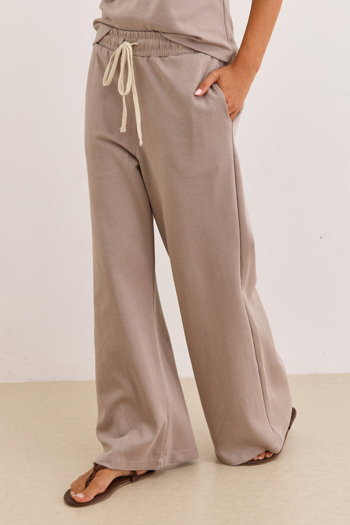 מכנסי אנוק סיומת גזורה | מוקה