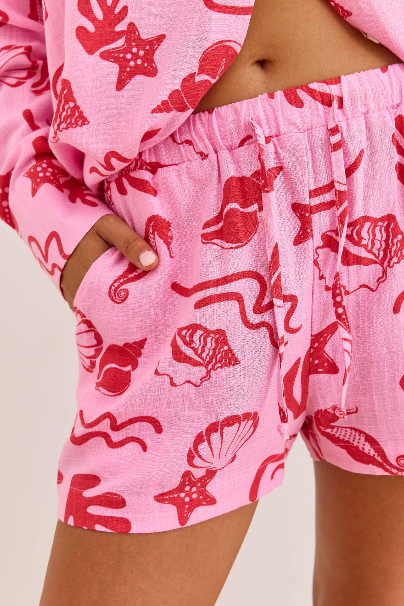 שורטס דמוי פשתן הדפס טרופיקנה | ורוד/אדום