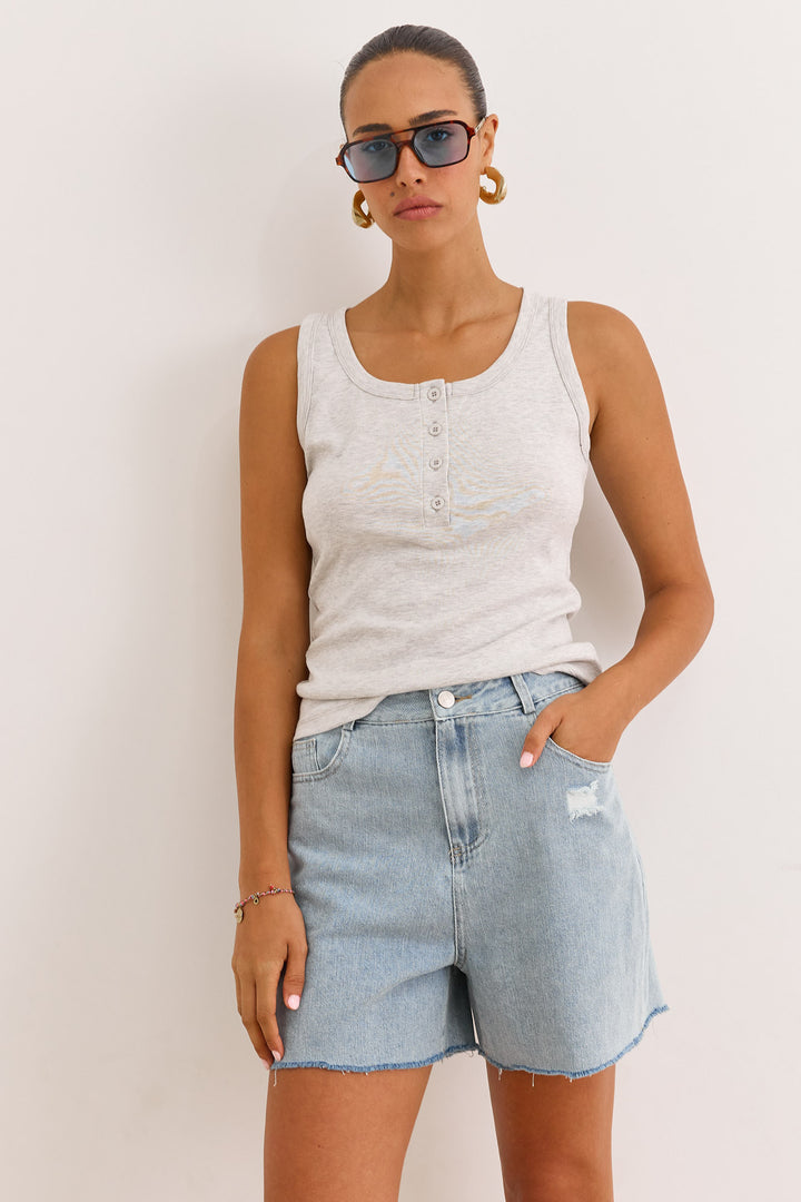 שורטס דנים מיילו עם קרע | ג'ינס בהיר