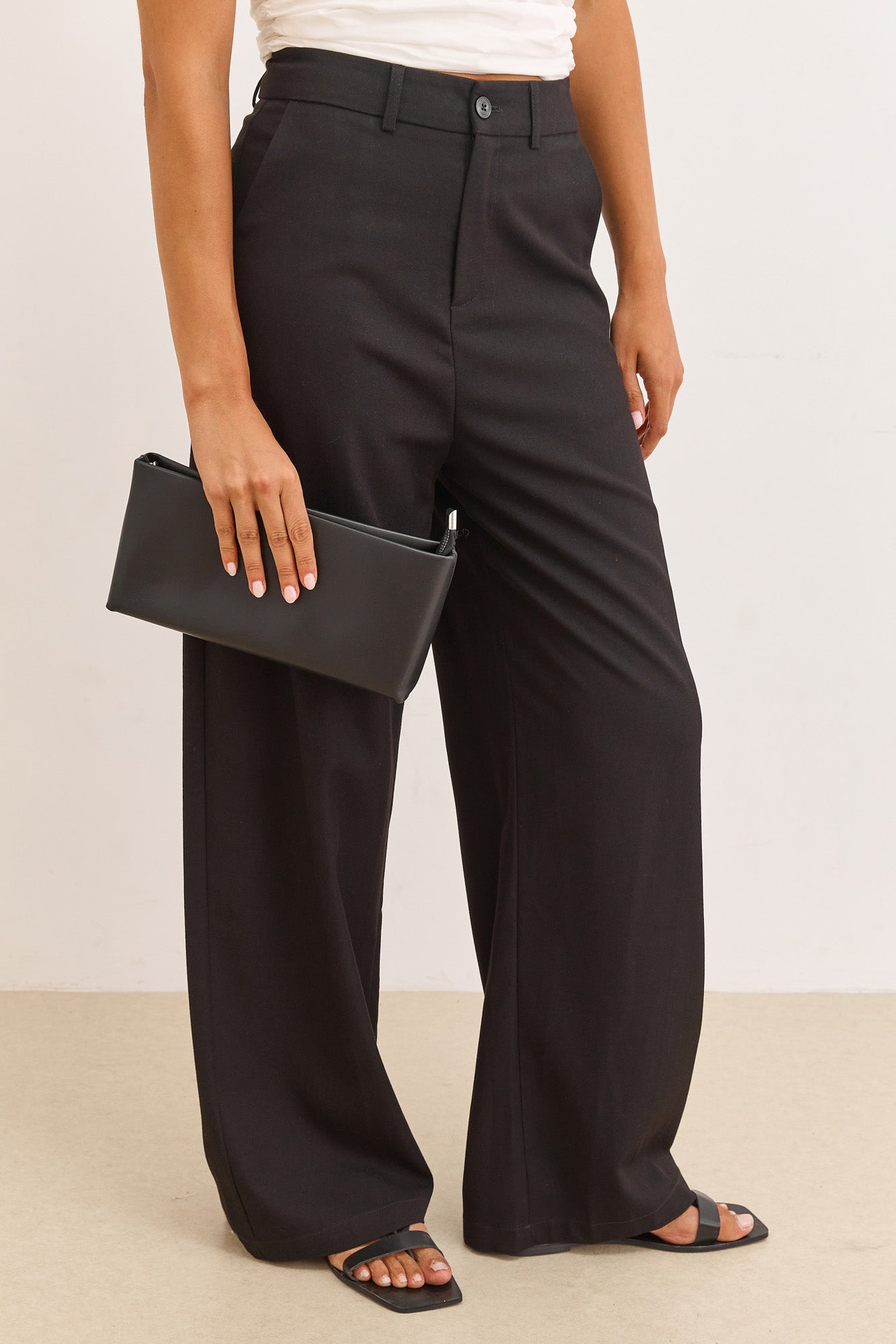 מכנסיים מחויטים איב גזרה ישרה | שחור