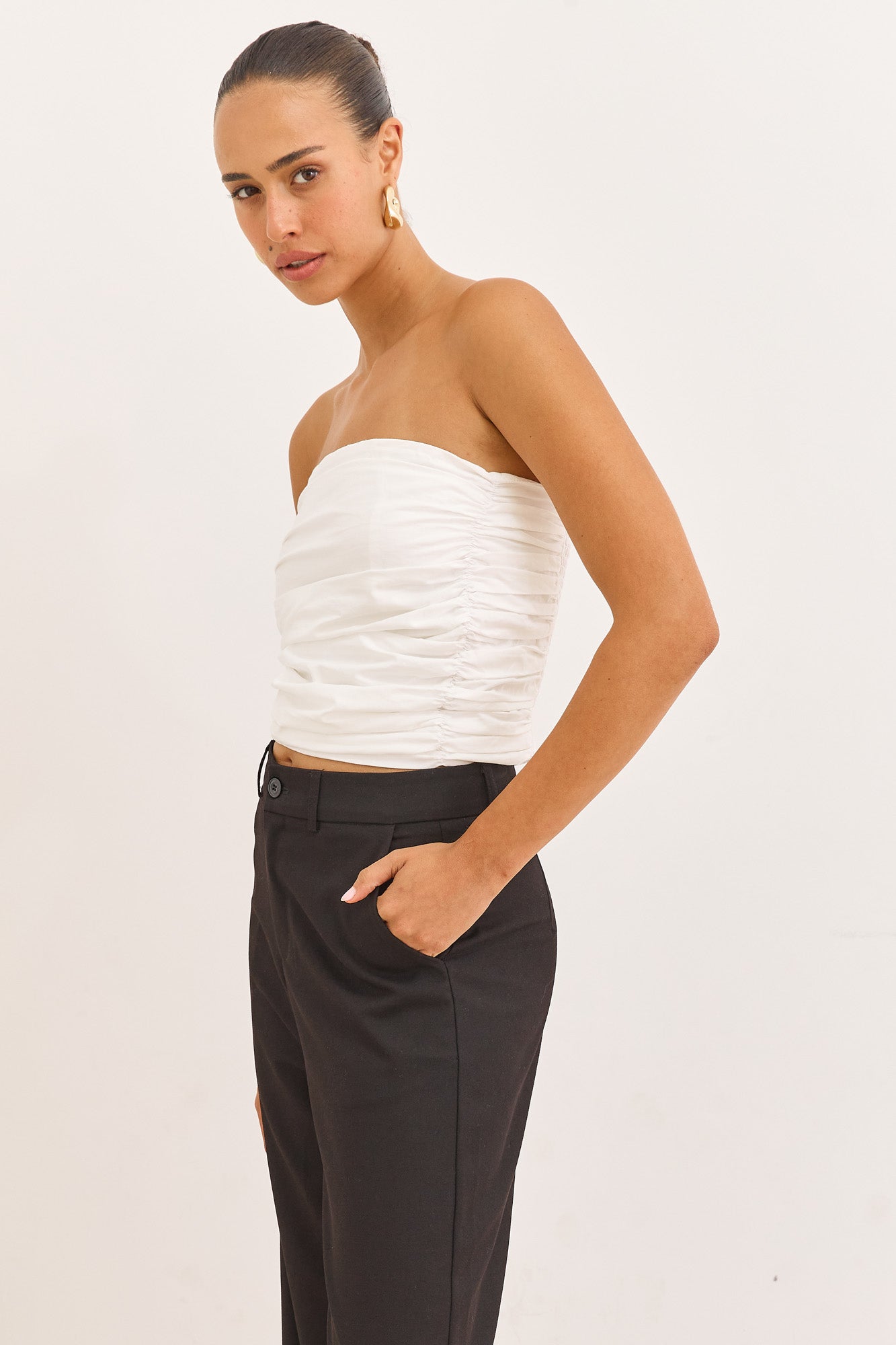 סטרפלס יוסטון בשילוב קפלים | לבן