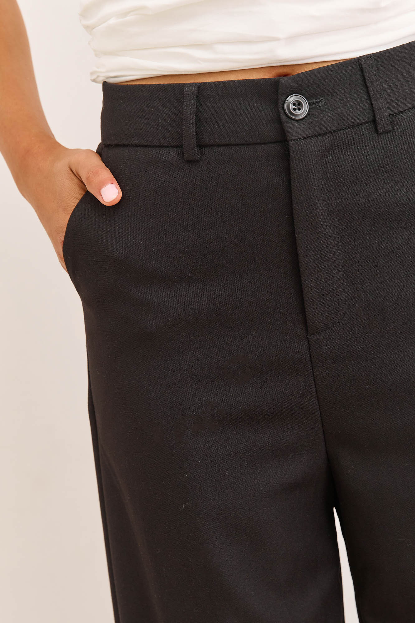 מכנסיים מחויטים איב גזרה ישרה | שחור