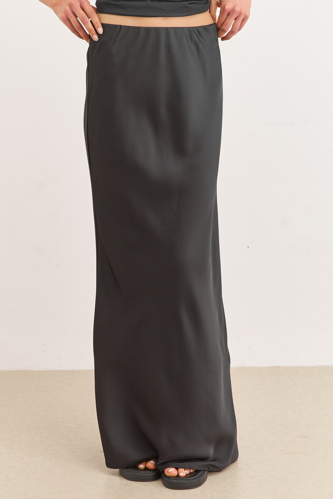 חצאית מלורי סאטן אורך מקסי | שחור