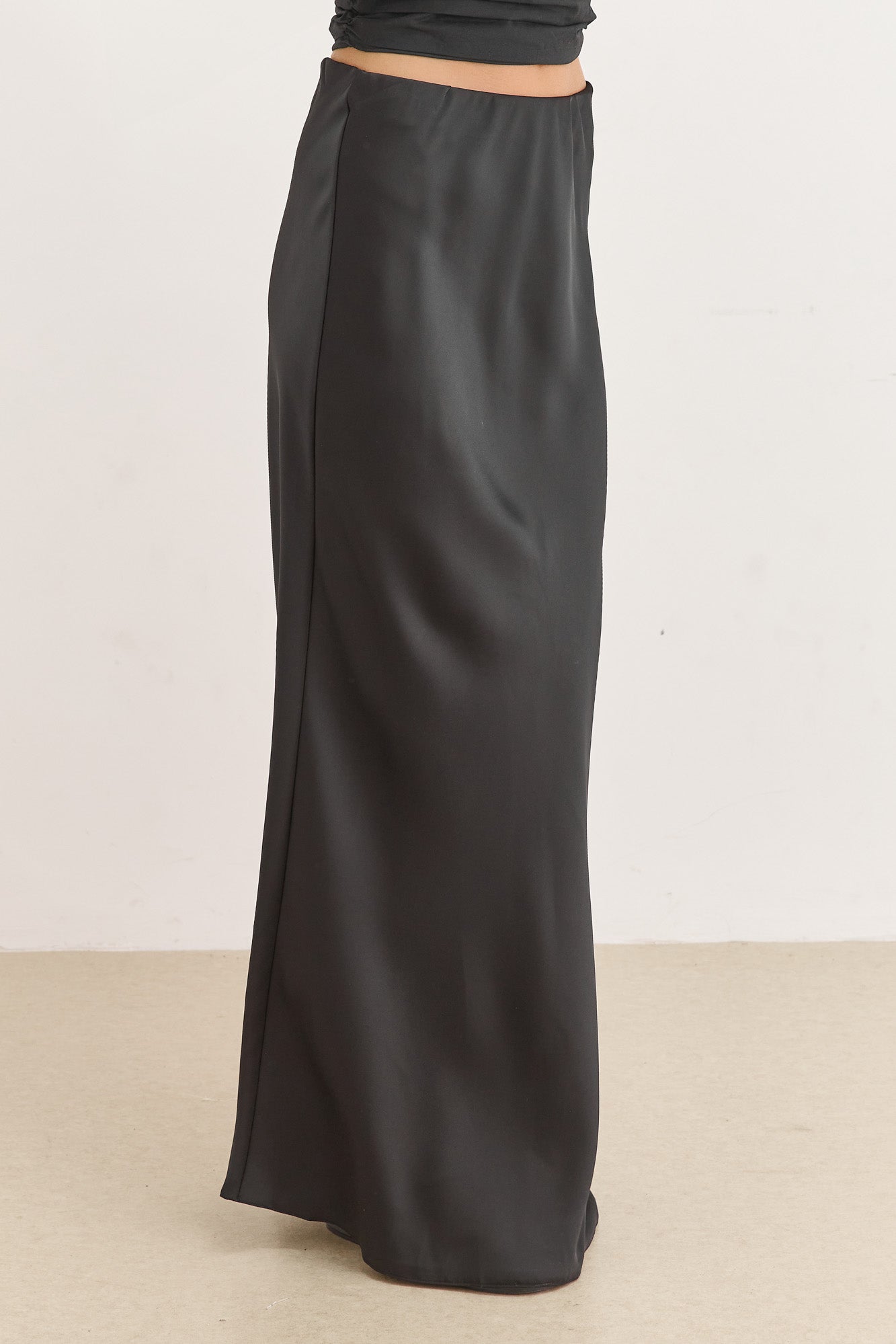חצאית מלורי סאטן אורך מקסי | שחור