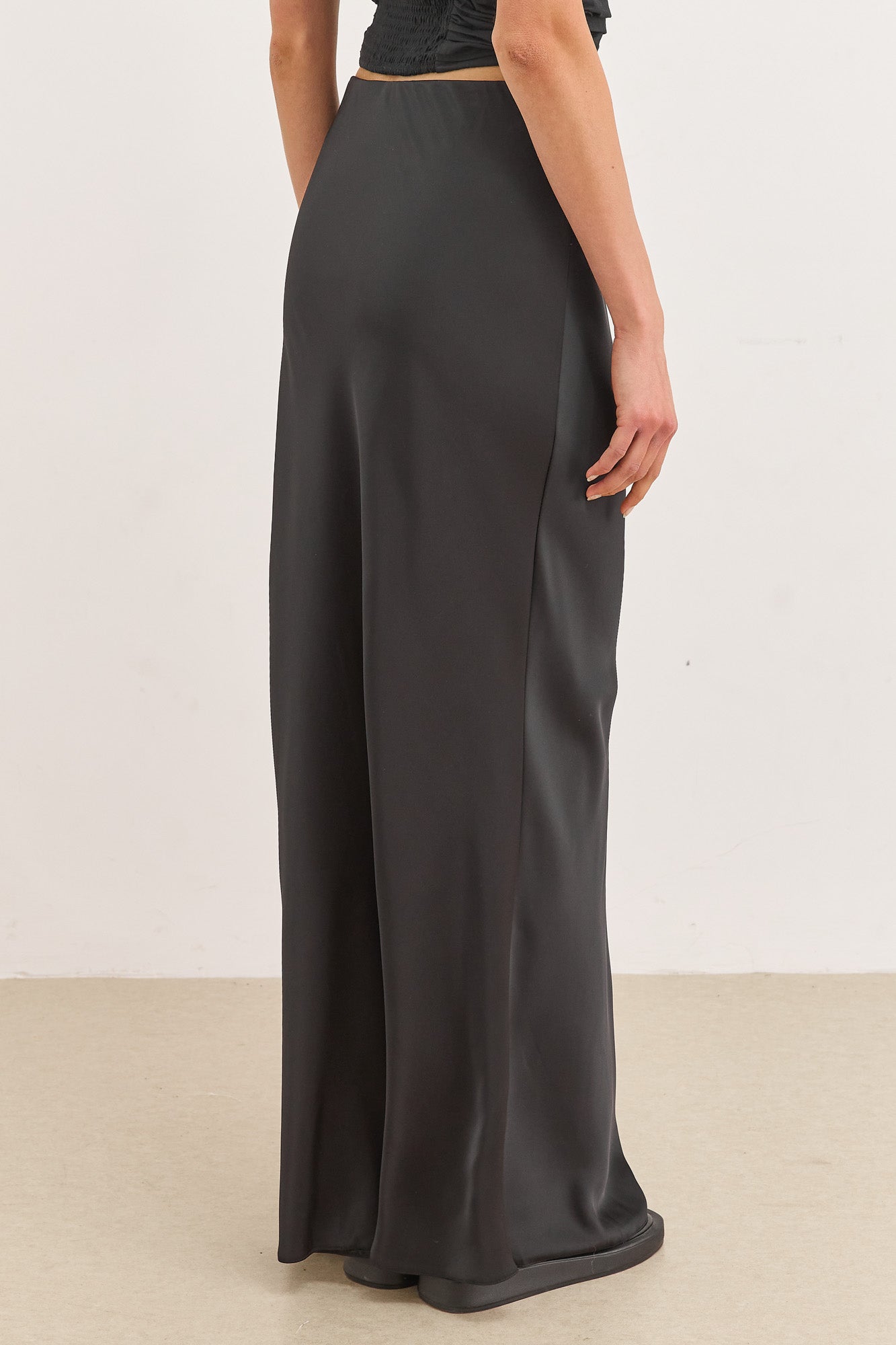 חצאית מלורי סאטן אורך מקסי | שחור