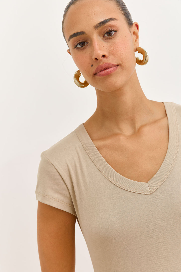 שמלת בייסיק ג'ני מחשוף וי | בז'