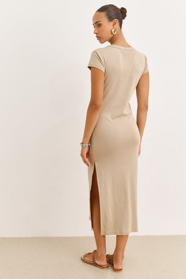 שמלת בייסיק ג'ני מחשוף וי | בז'