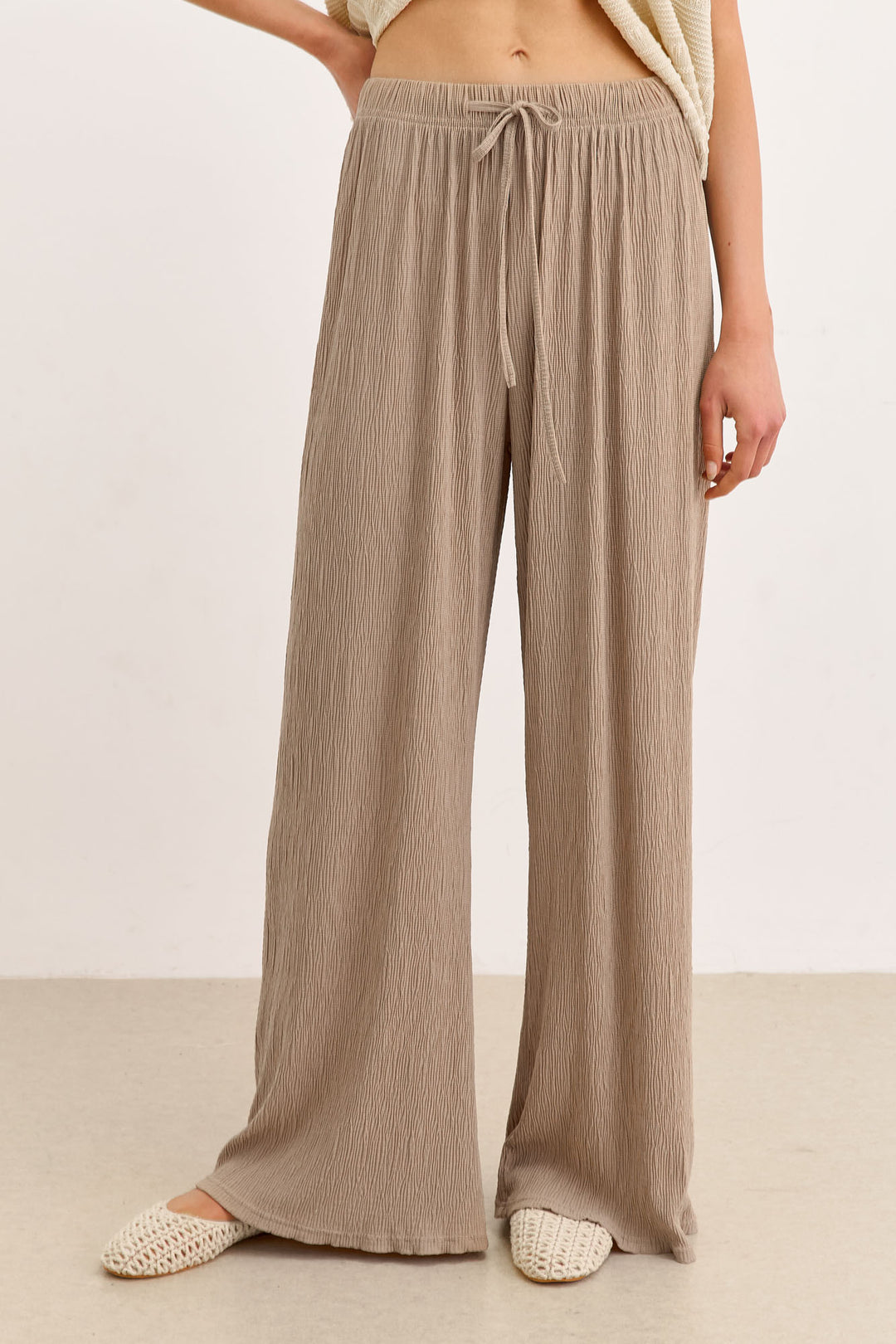 מכנסי פייר טקסטורת פסים | מוקה