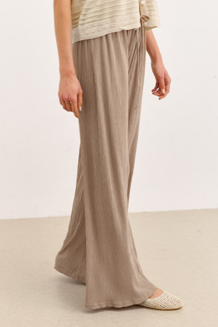 מכנסי פייר טקסטורת פסים | מוקה