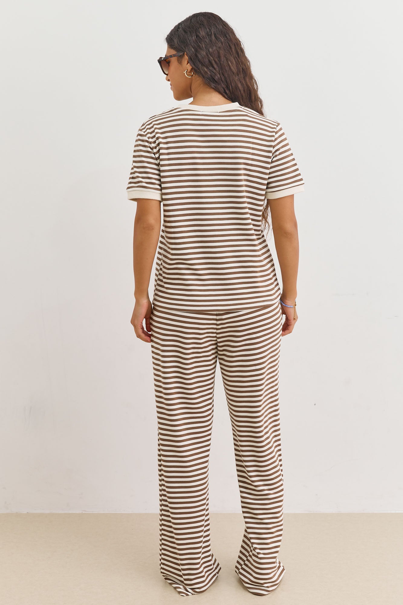 טי שירט אייבי סטרייפס בשילוב לוגו | חום/לבן