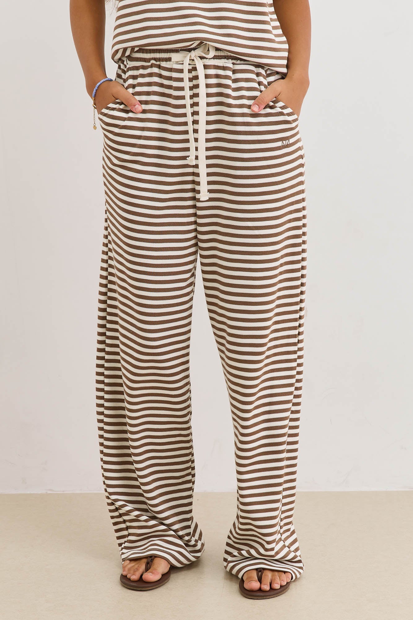 מכנסי אייבי סטרייפס בשילוב גומי במותן | חום/לבן