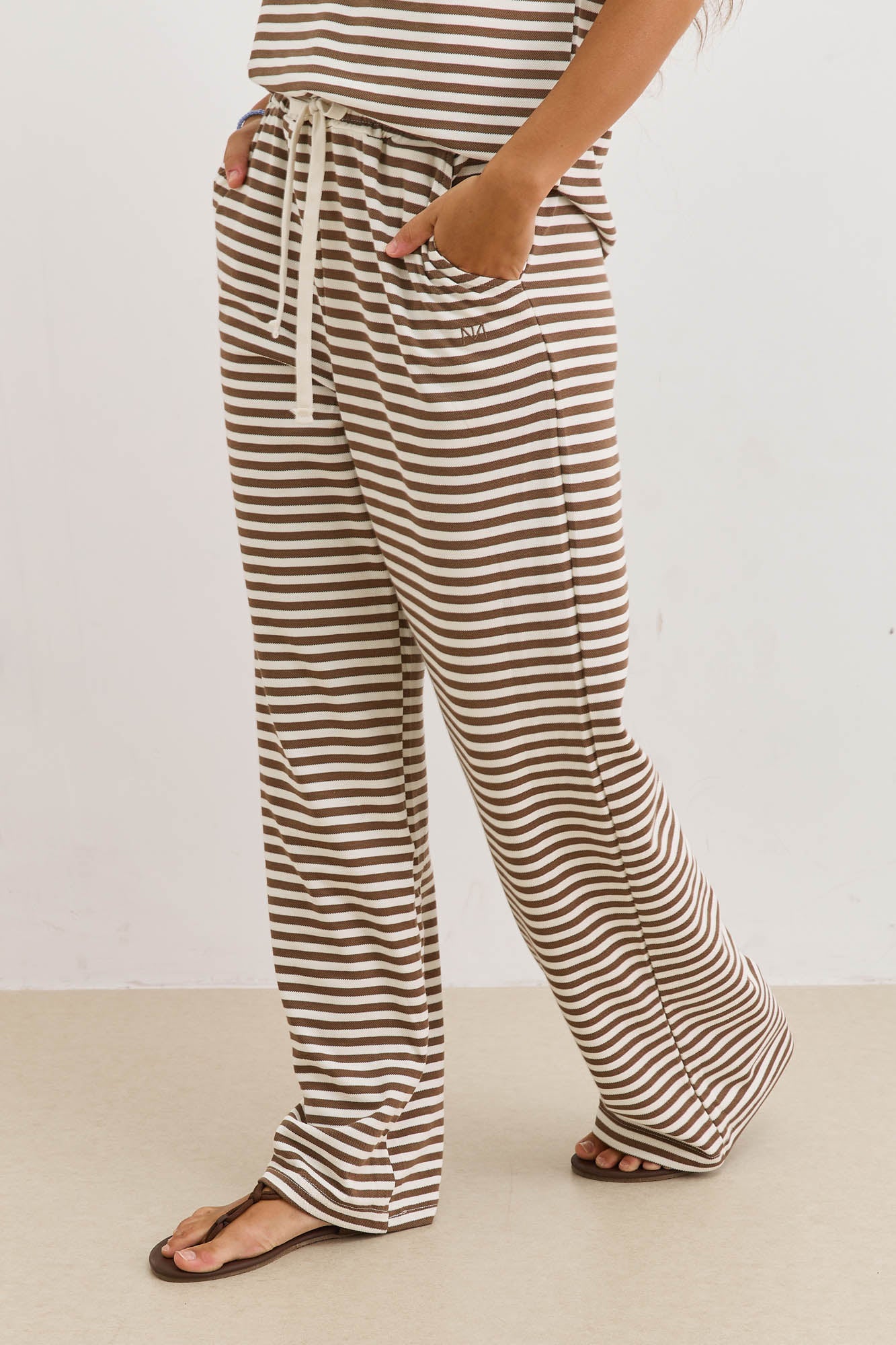 מכנסי אייבי סטרייפס בשילוב גומי במותן | חום/לבן