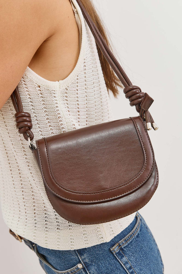 תיק מעוגל איאן דמוי עור | חום כהה