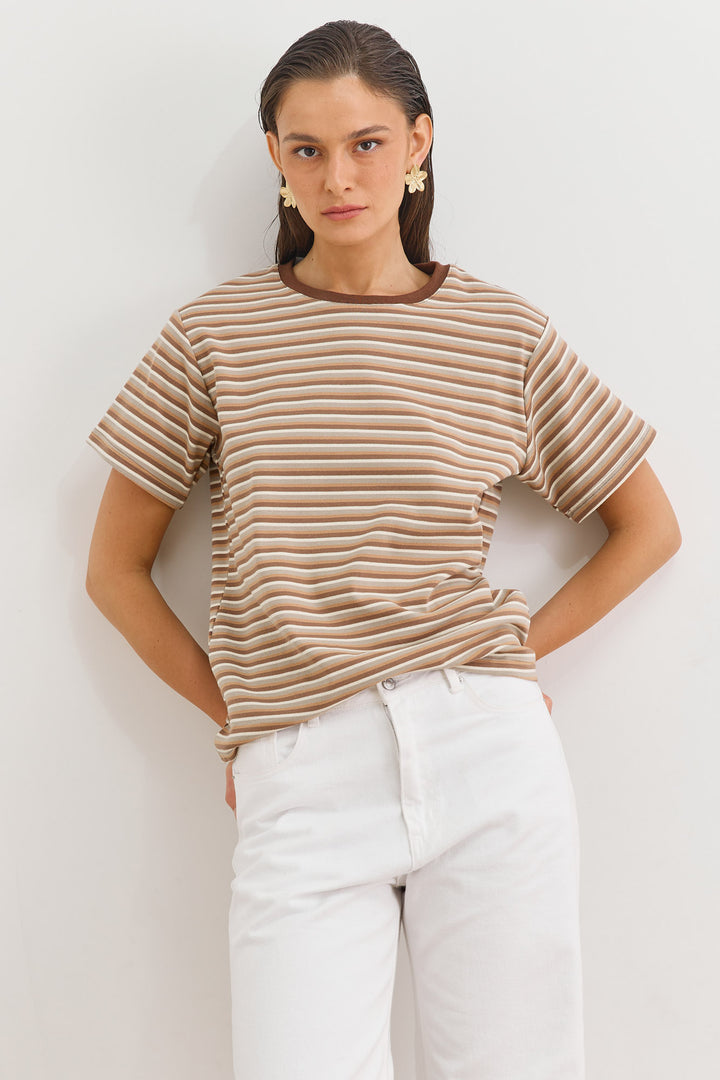 טי שירט קמיל סטרייפס | בז'/חום