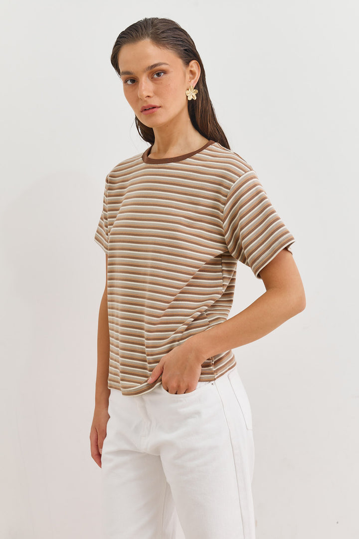 טי שירט קמיל סטרייפס | בז'/חום