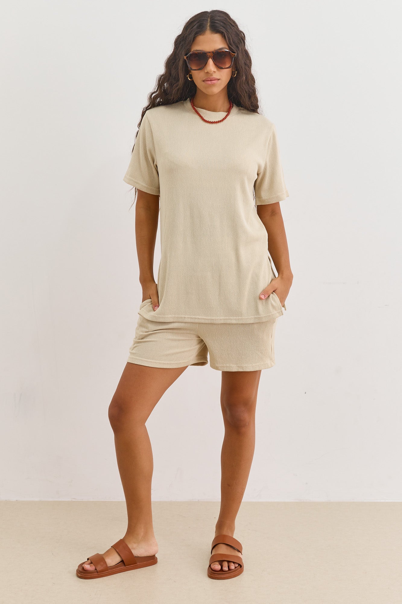 טי שירט קארי טקסטורת פסים | בז'