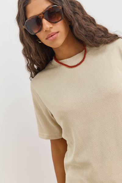 טי שירט קארי טקסטורת פסים | בז'