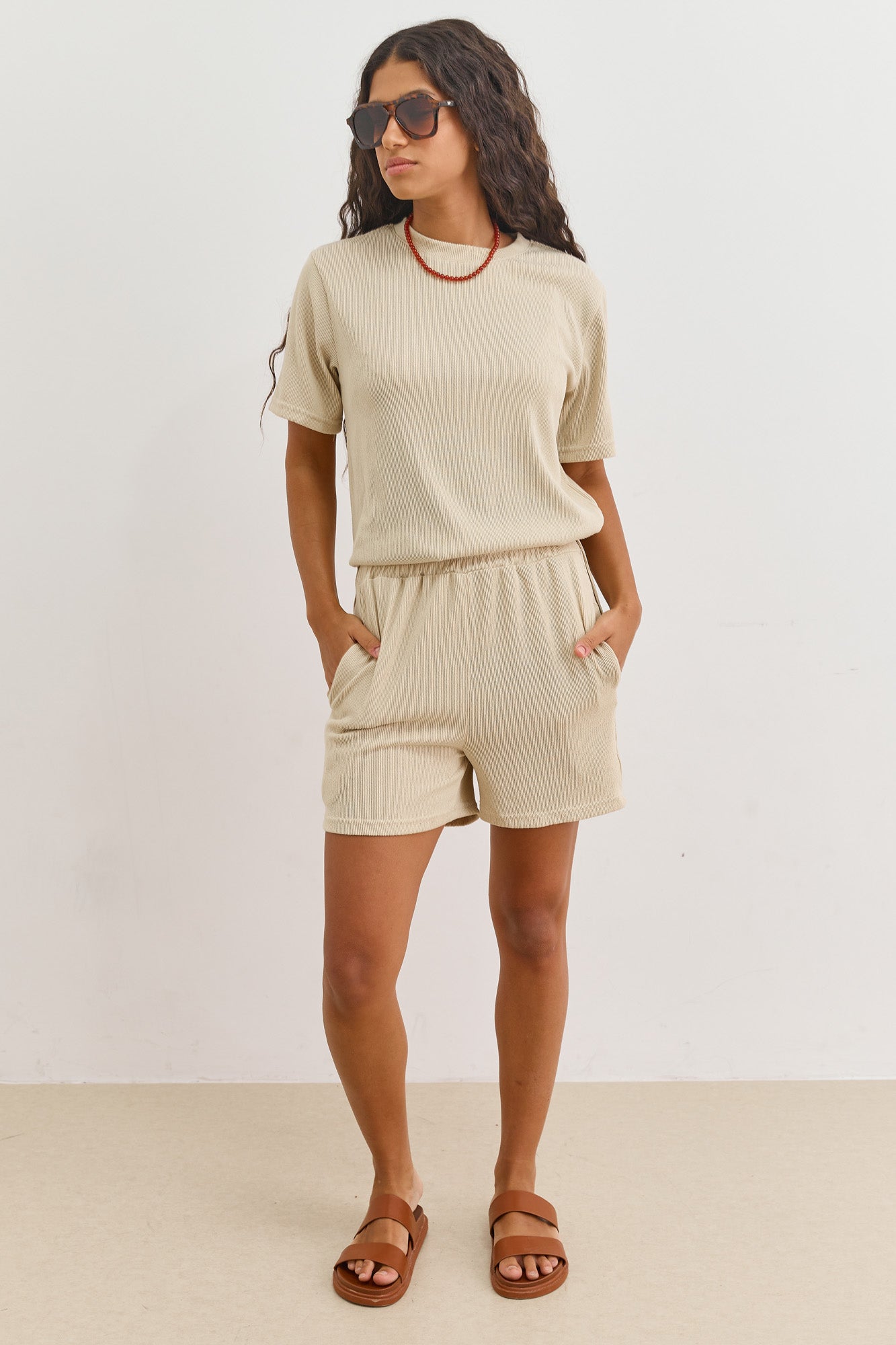 טי שירט קארי טקסטורת פסים | בז'