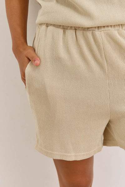 שורטס קארי טקסטורת פסים | בז'