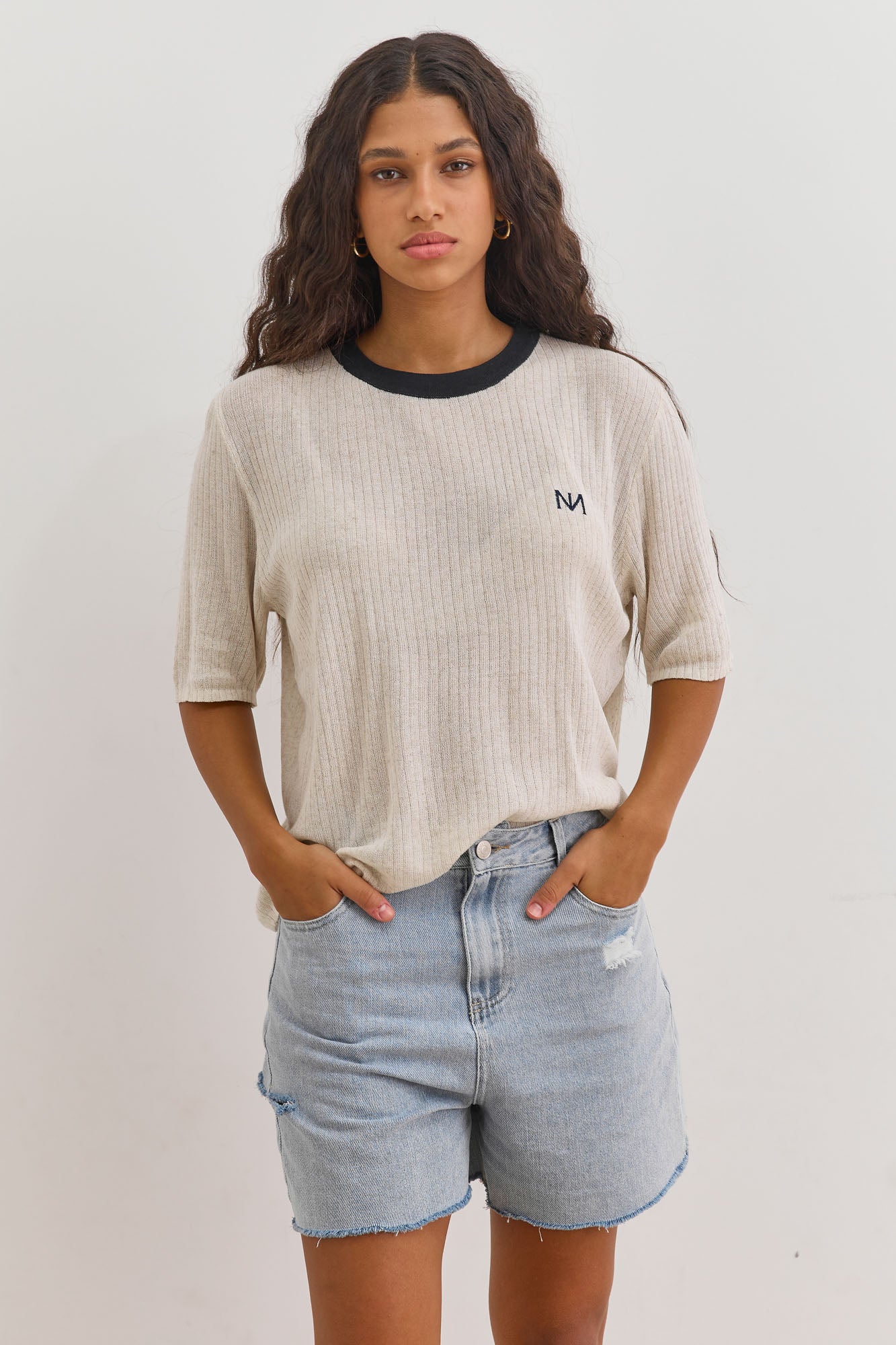 חולצת לוגו נורי בד סריג שקפקף | בז'/כחול