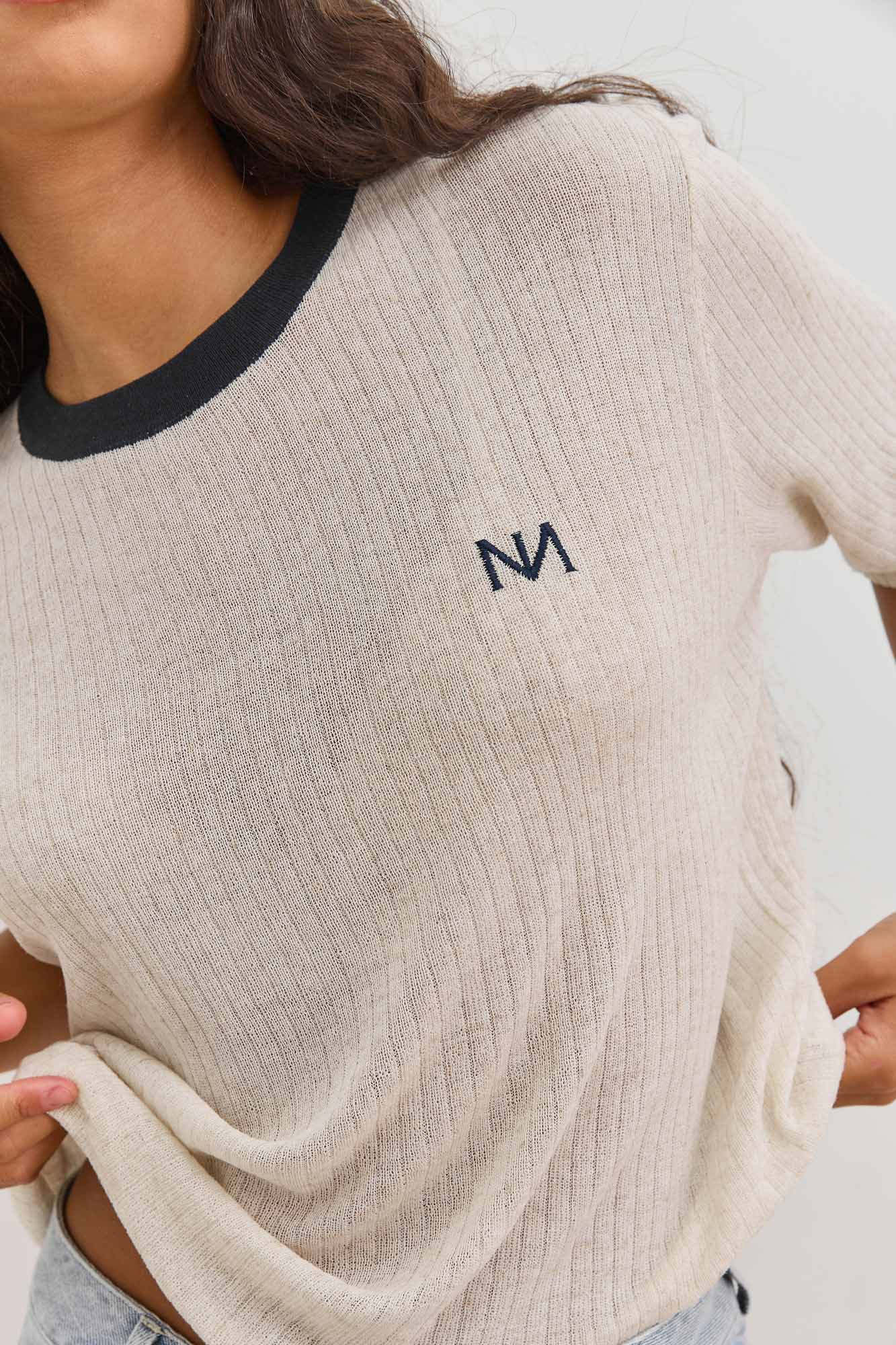 חולצת לוגו נורי בד סריג שקפקף | בז'/כחול