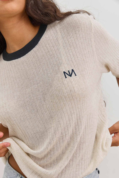 חולצת לוגו נורי בד סריג שקפקף | בז'/כחול