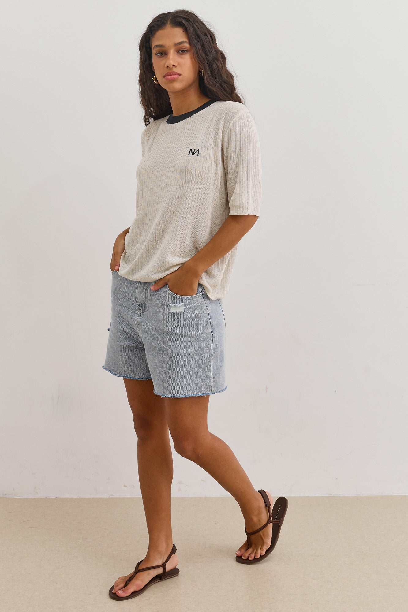 חולצת לוגו נורי בד סריג שקפקף | בז'/כחול