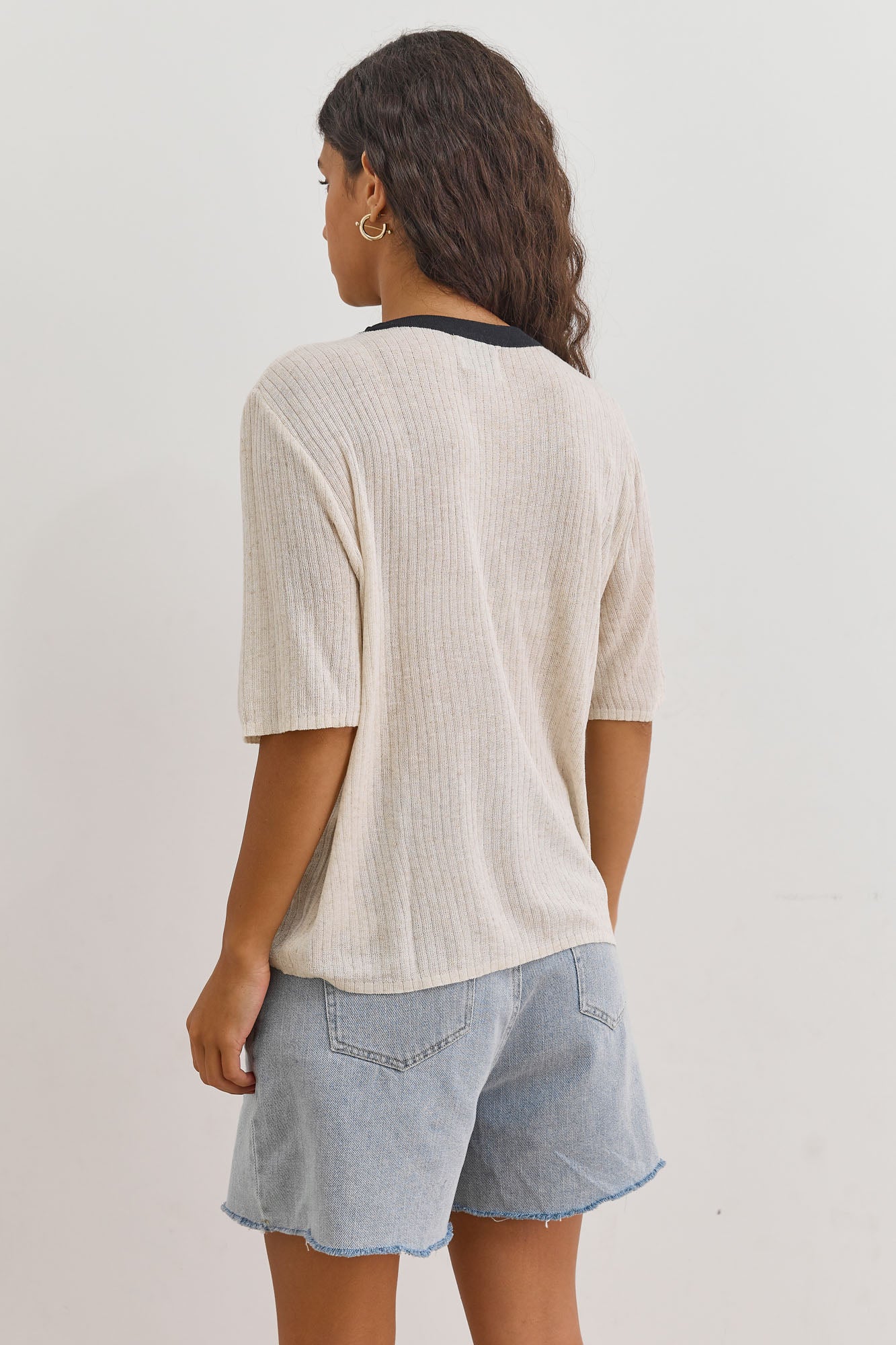 חולצת לוגו נורי בד סריג שקפקף | בז'/כחול