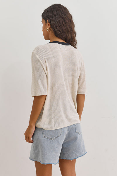 חולצת לוגו נורי בד סריג שקפקף | בז'/כחול