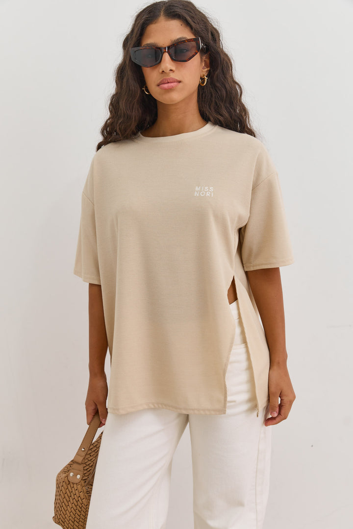 חולצת וופל יולי בשילוב שסע  | בז'