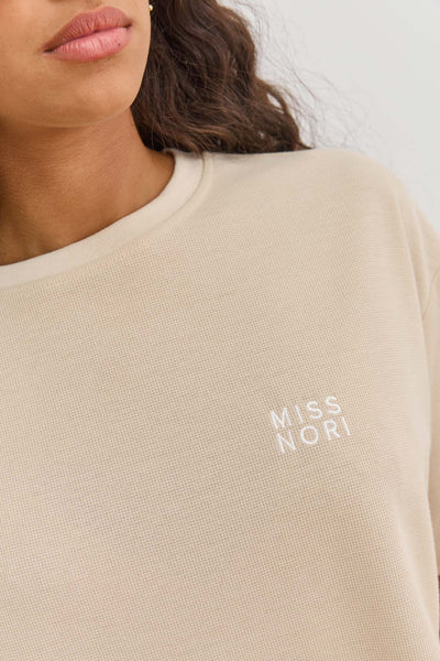 חולצת וופל יולי בשילוב שסע  | בז'