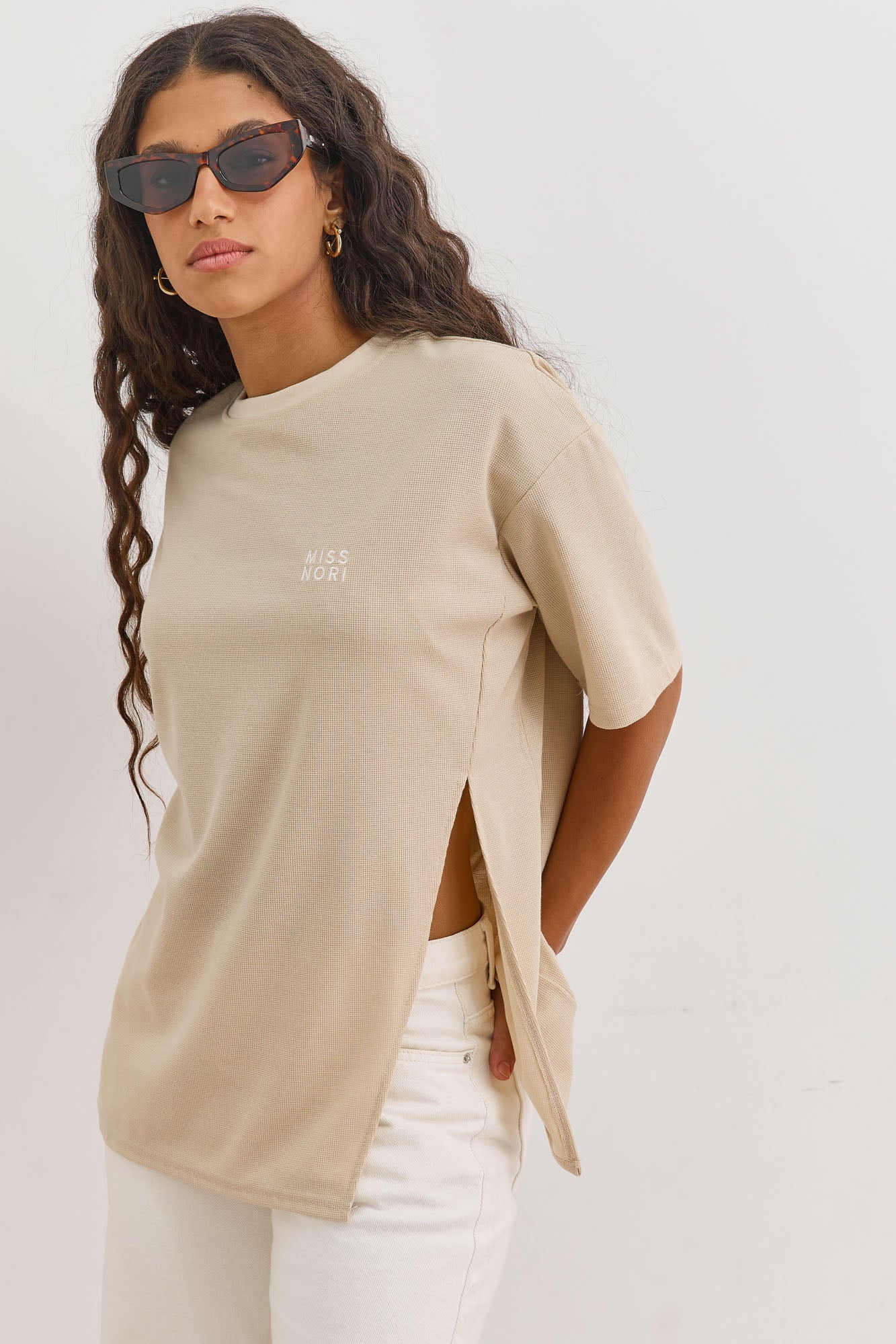 חולצת וופל יולי בשילוב שסע  | בז'