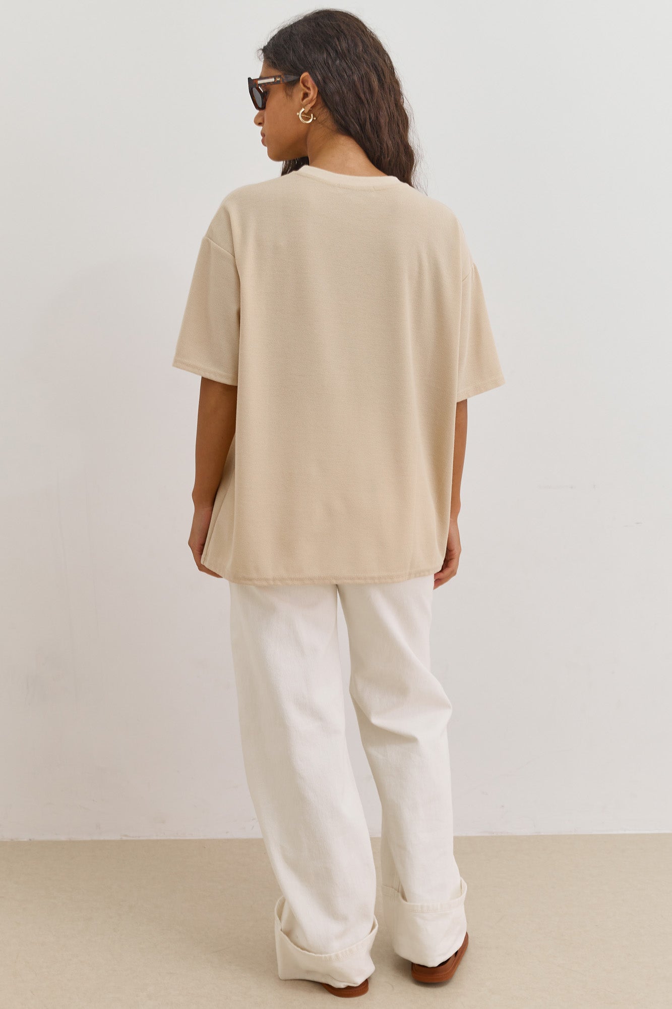 חולצת וופל יולי בשילוב שסע  | בז'