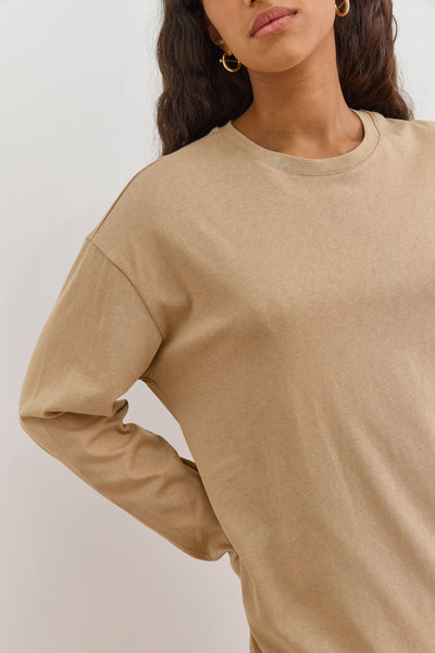 טי שירט בייסיק מדיסון שרוול ארוך | מוקה