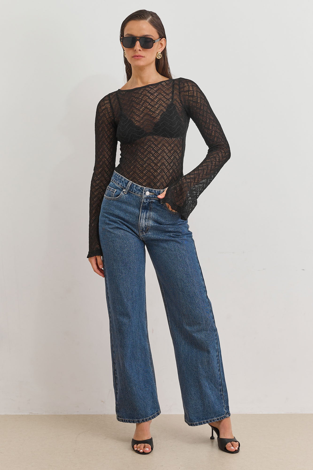 חולצת נסטיה מחוררת פתח בגב | שחור