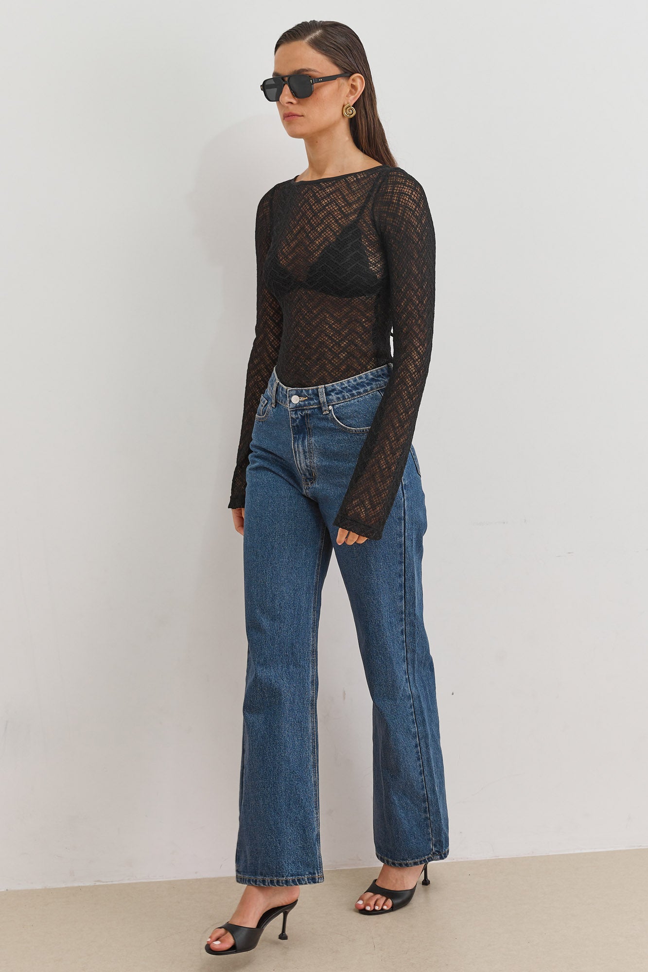 חולצת נסטיה מחוררת פתח בגב | שחור