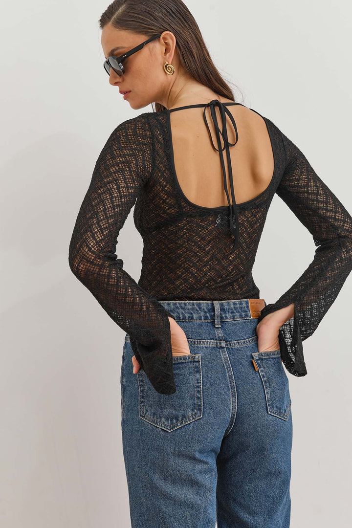 חולצת נסטיה מחוררת פתח בגב | שחור