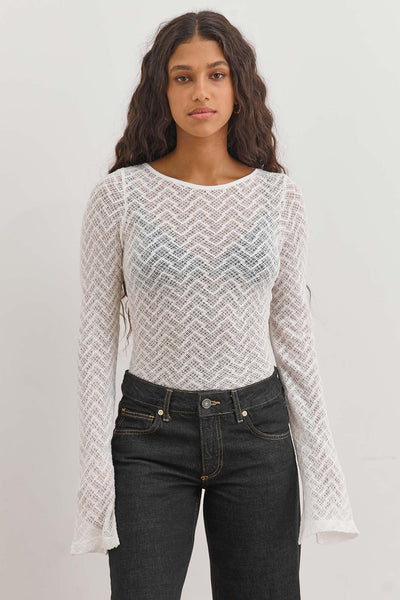 חולצת נסטיה מחוררת פתח בגב | לבן