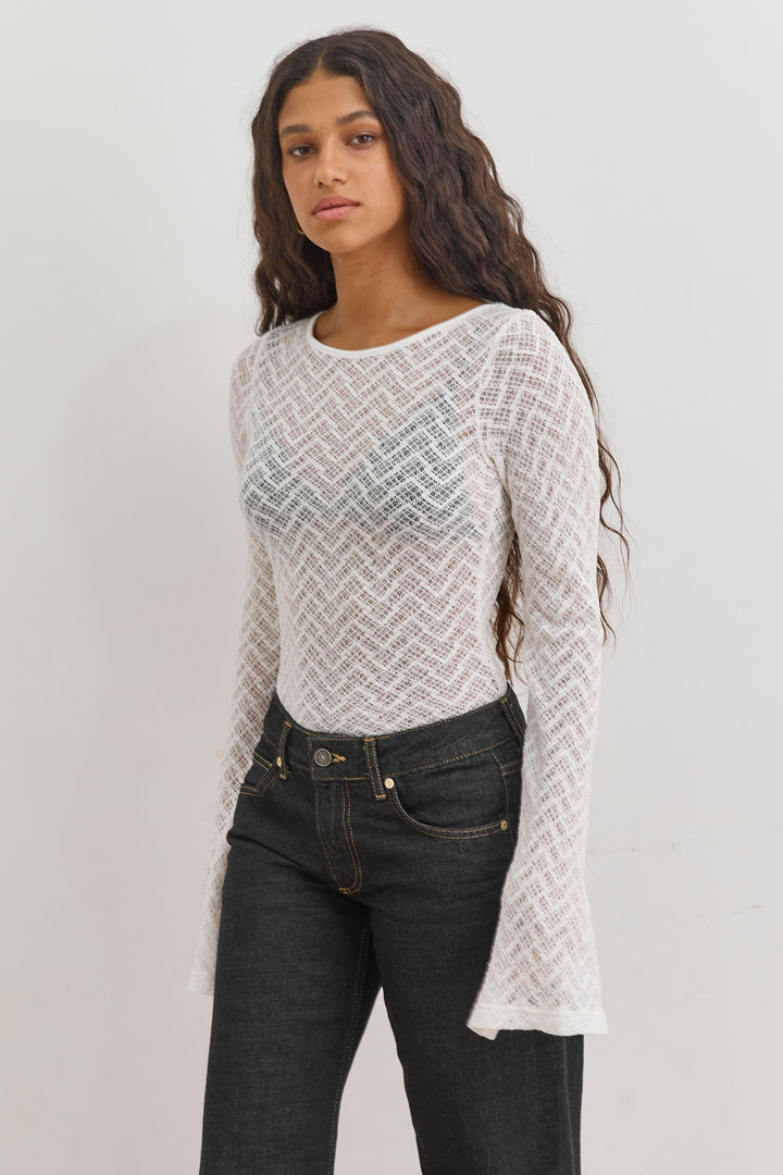 חולצת נסטיה מחוררת פתח בגב | לבן