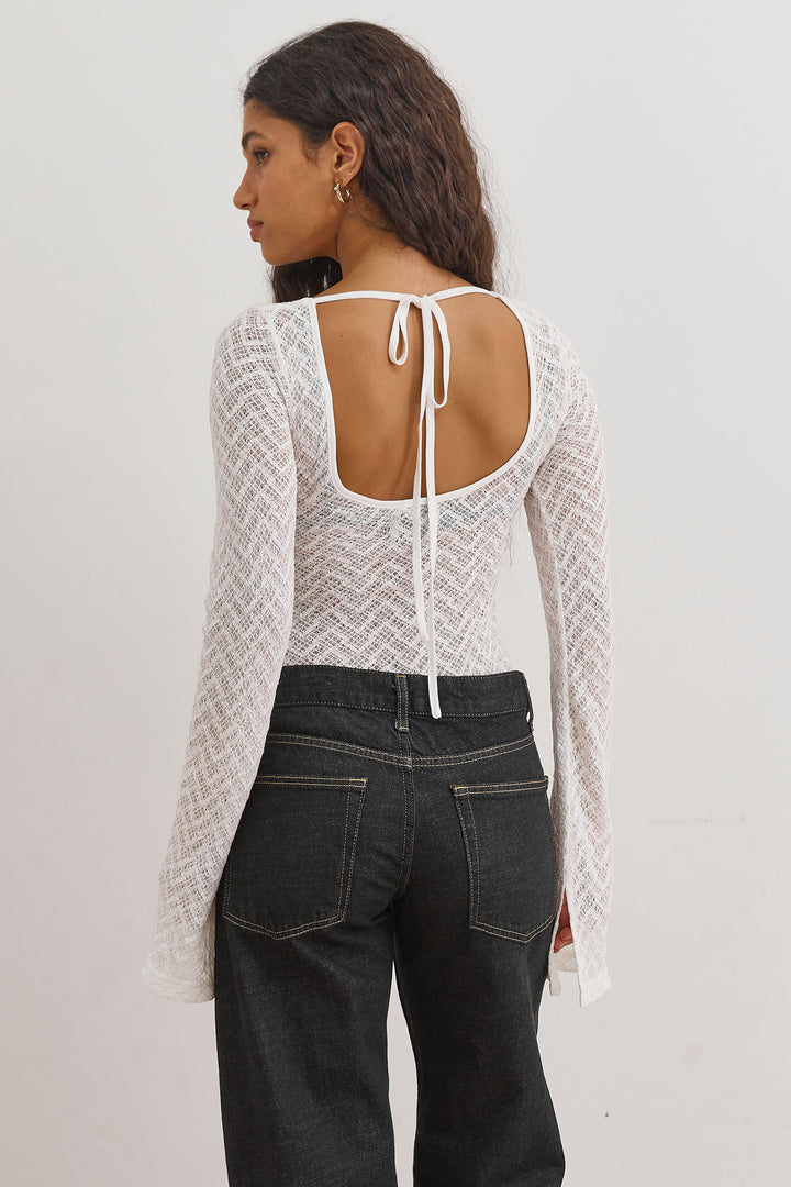 חולצת נסטיה מחוררת פתח בגב | לבן