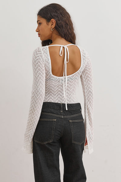 חולצת נסטיה מחוררת פתח בגב | לבן