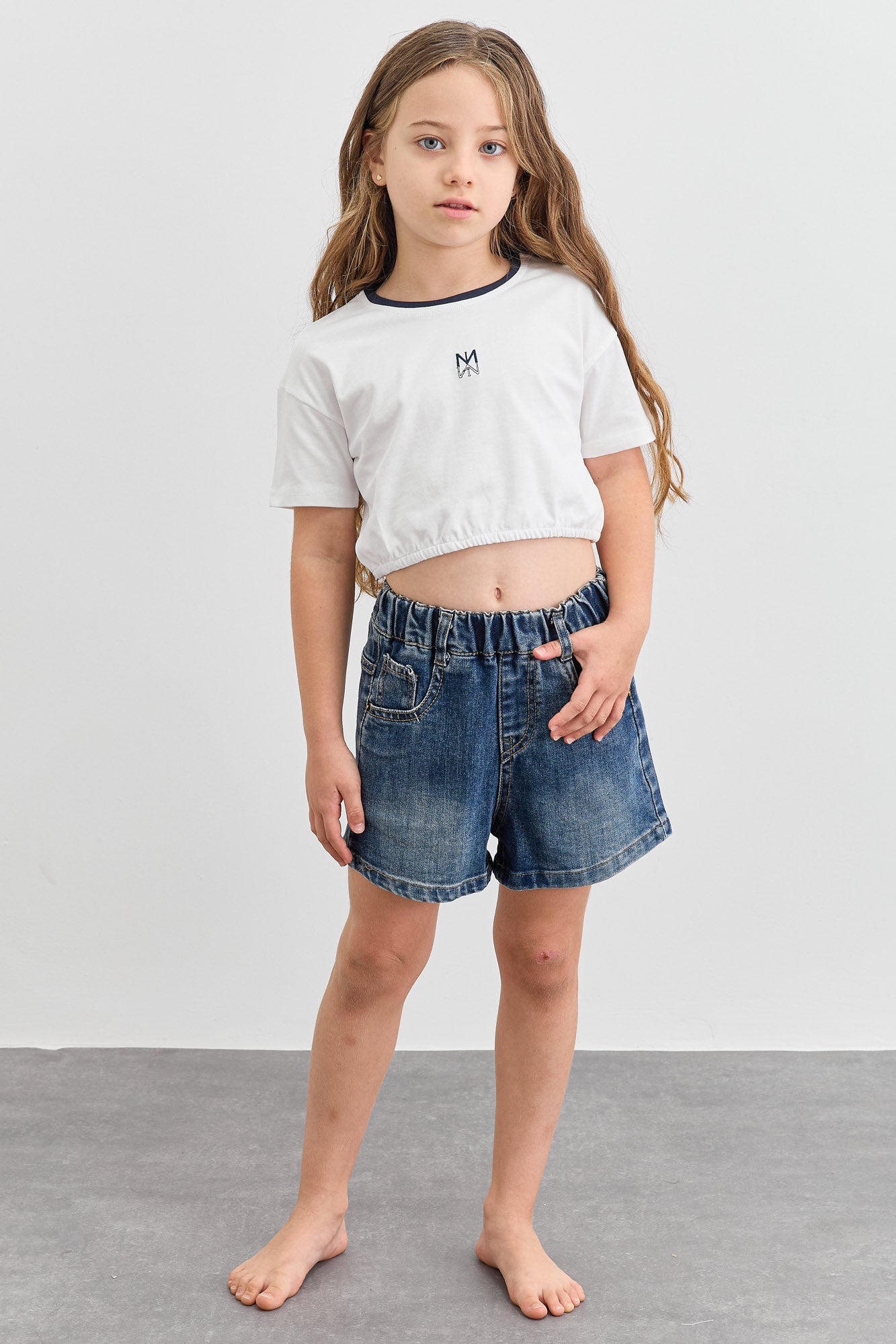 טי שירט בגזרת קרופ גומי במותן | לבן/כחול